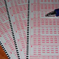 Zdrapki z numerami i polami do zaznaczenia, obok długopis.