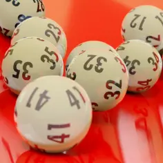 Kulki do lotto z numerami 20, 35, 41, 32, 8, 9, 12, 23, 34, 3. Czy to klucz do tego, jak wygrywać w lotto?