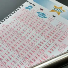 Kupon Lotto z polami do zaznaczenia liczb i długopisem.