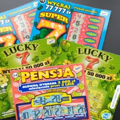 Zdrapki "Super 7", "Lucky 7" i "Pensja" - czy to właśnie te zdrapki najczęściej wygrywają? Zobacz, jakie nagrody czekają!