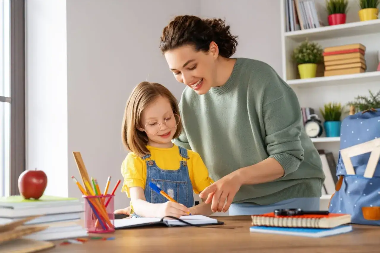 Mama pomaga dziecku z ADHD w nauce. Wspólne odrabianie lekcji, cierpliwość i wsparcie to klucz do sukcesu.