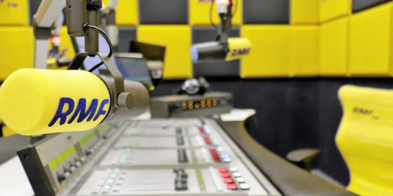 Mikrofony RMF FM w studiu radiowym. Dowiedz się, loteria RMF o której godzinie, słuchając ulubionej stacji.