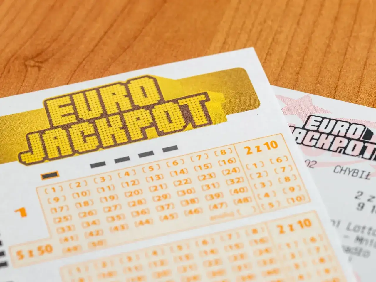 Kupony Eurojackpot z polami do zaznaczenia liczb. Zastanawiasz się, eurojackpot ile za 2? To pytanie o szanse na wygraną.