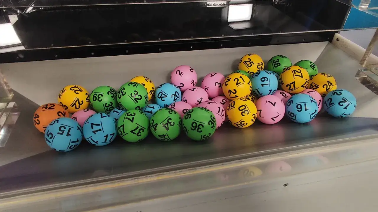 Kolorowe kulki z numerami, które mogą pomóc w zrozumieniu, jak wygrywać w lotto.